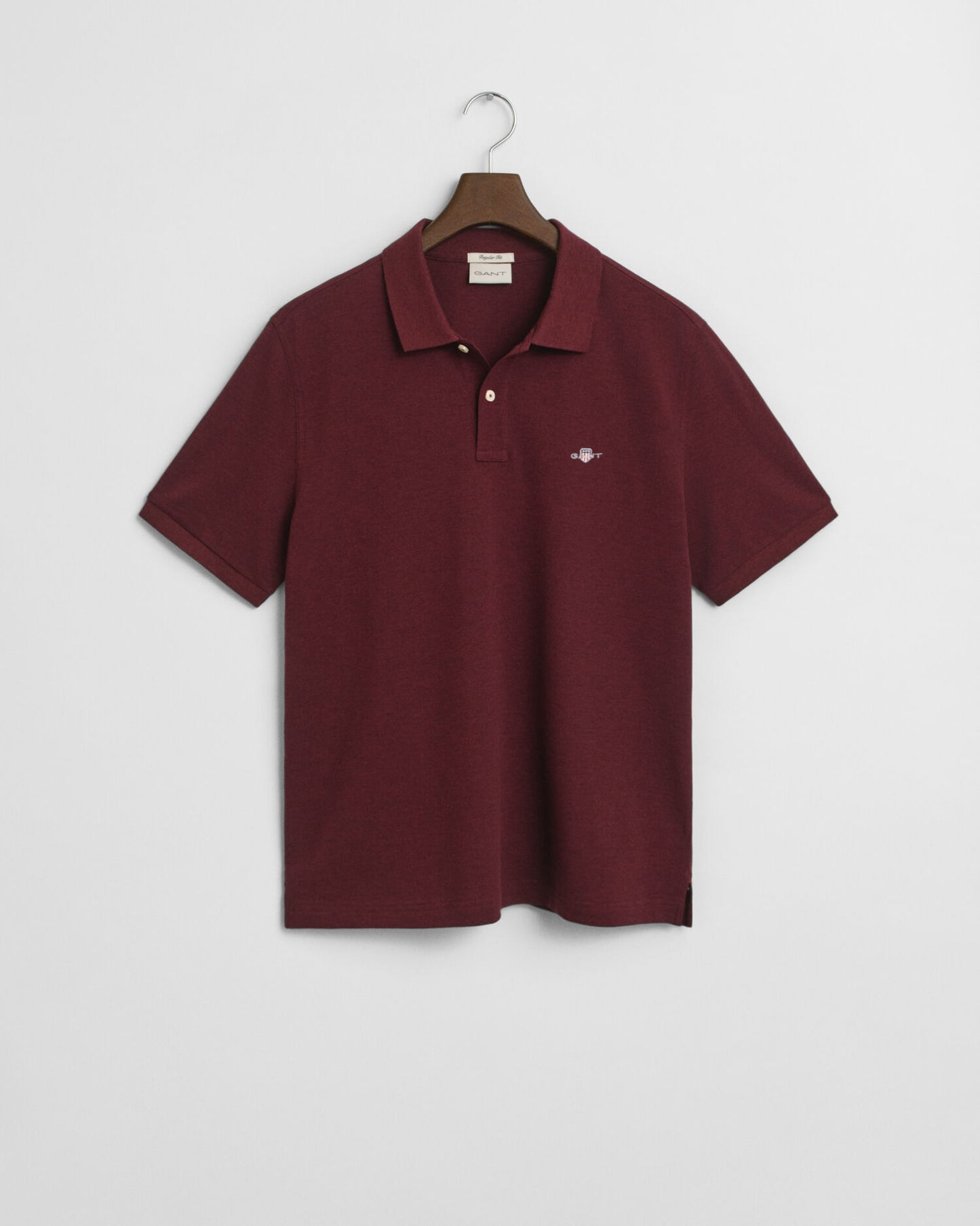Polohemd aus Piqué mit regular fit und Shield-Logo
