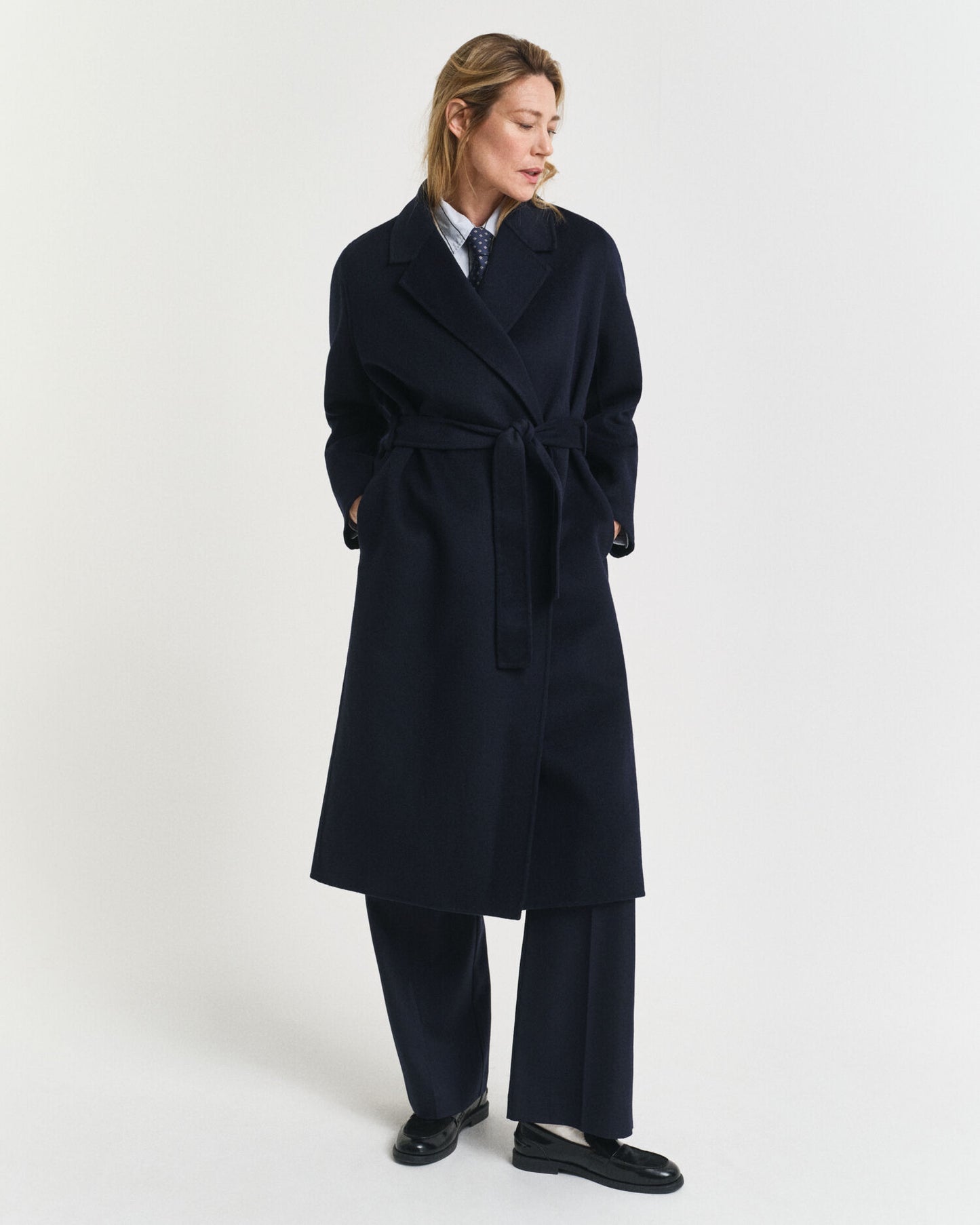 Manteau ceinturé cousu main