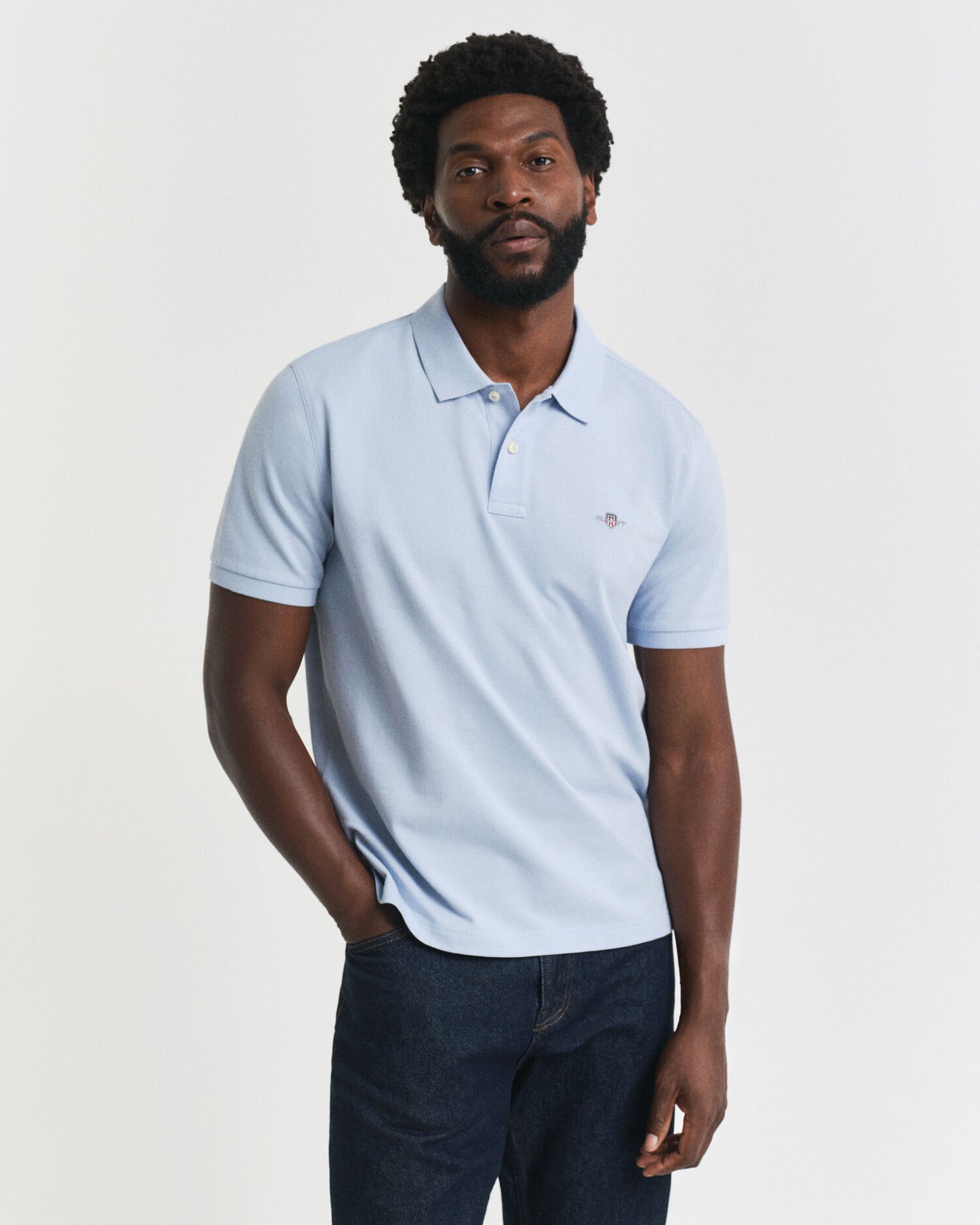 Polohemd aus Piqué mit regular fit und Shield-Logo
