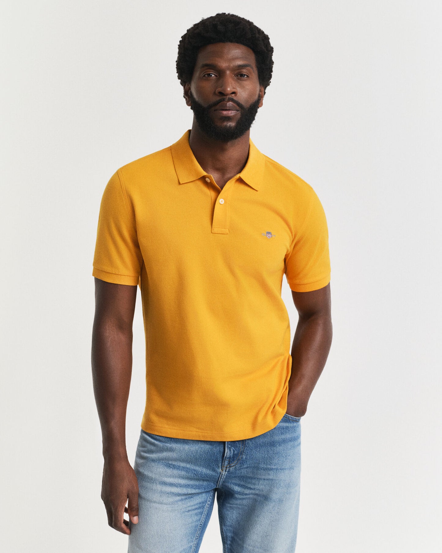 Polohemd aus Piqué mit regular fit und Shield-Logo