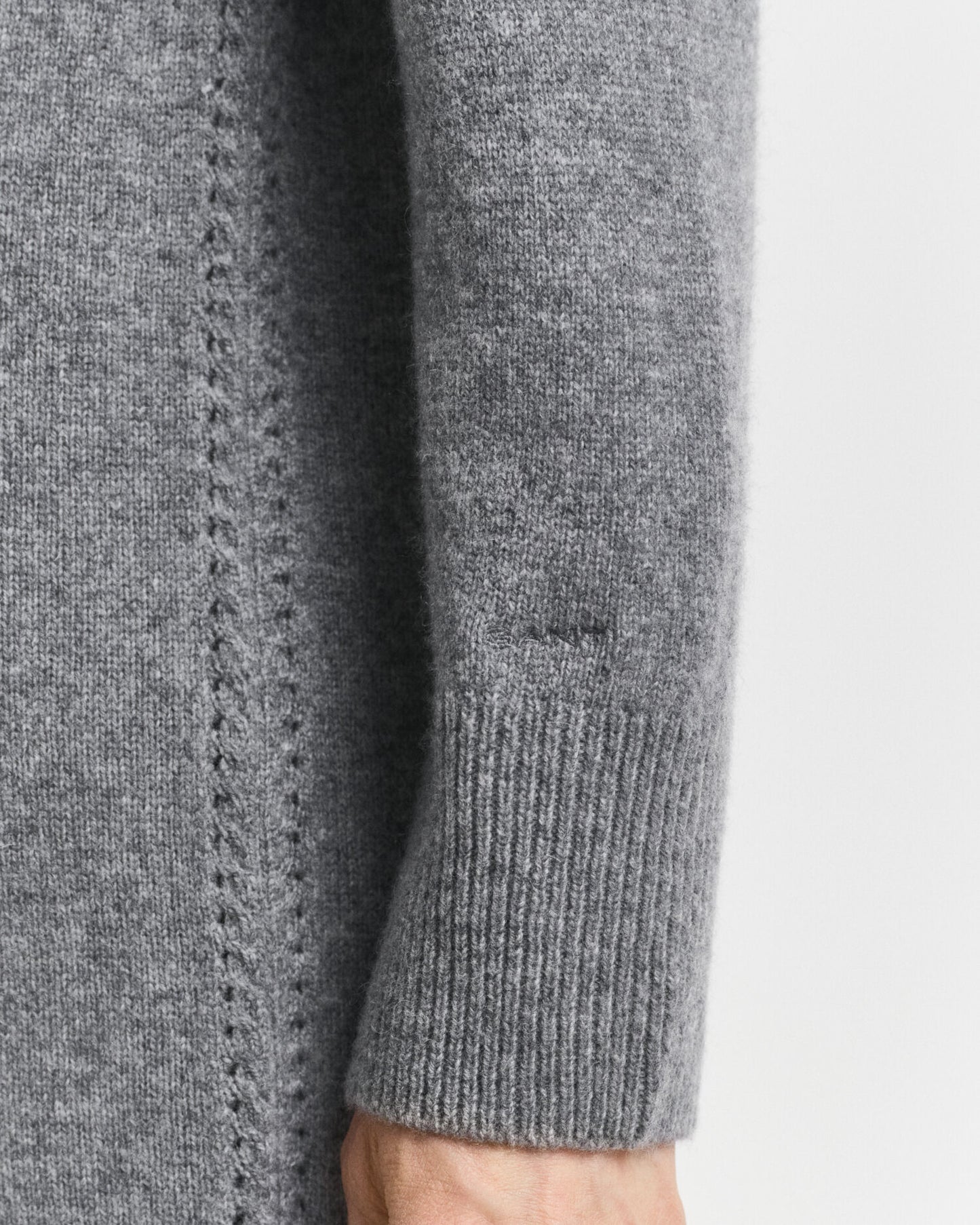 Robe à col roulé et détails en maille