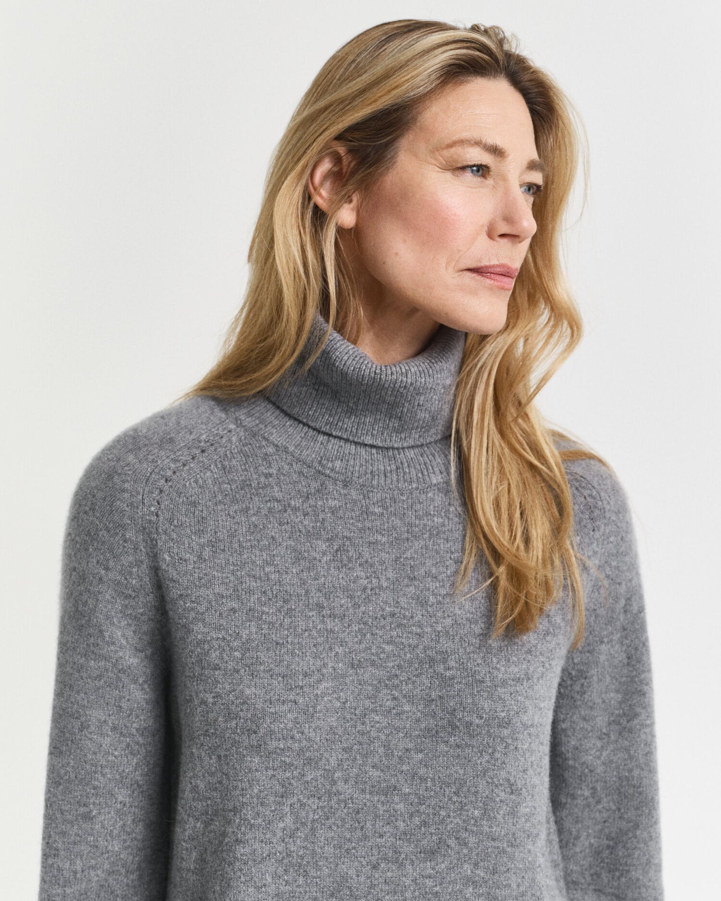 Robe à col roulé et détails en maille
