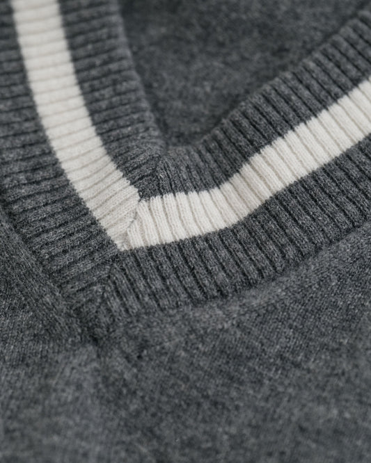 Pull en agneau extrafin col en V contrastant